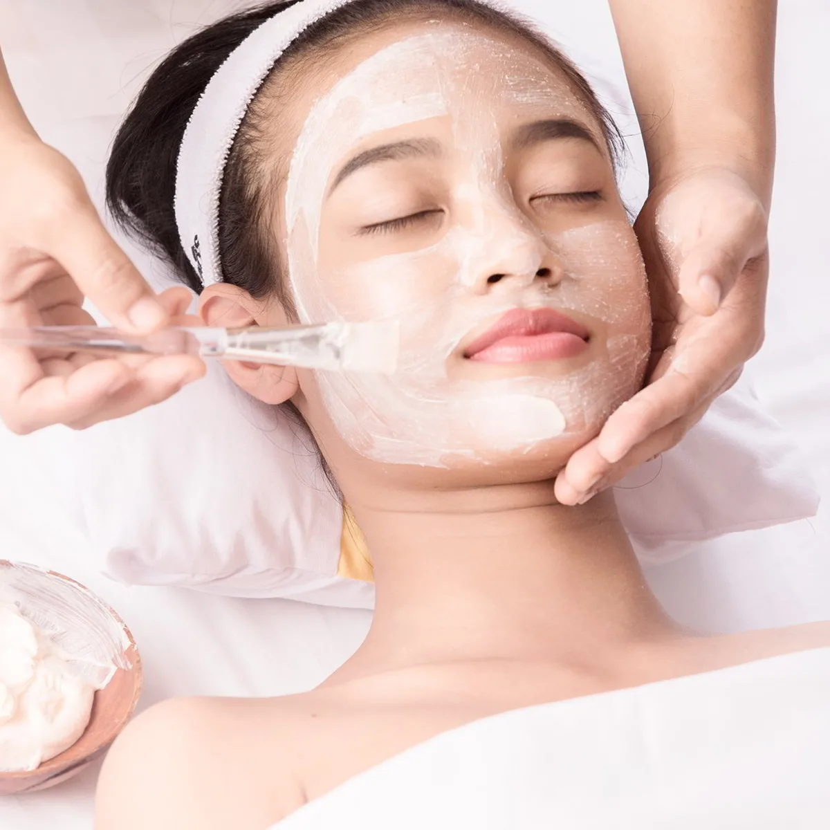 Chăm sóc da mặt bằng cách thoa lớp dưỡng lên mặt