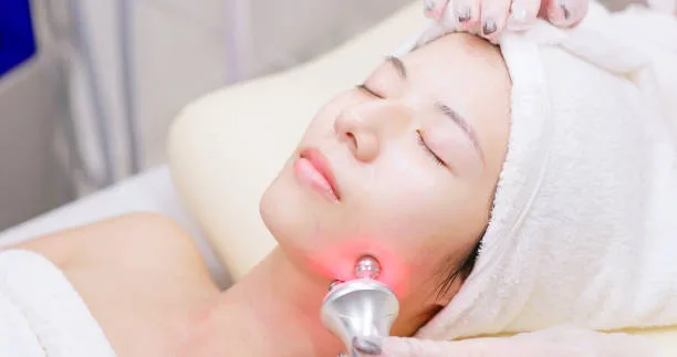 Chăm sóc da mặt bằng thiết bị tại cơ sở chăm sóc da