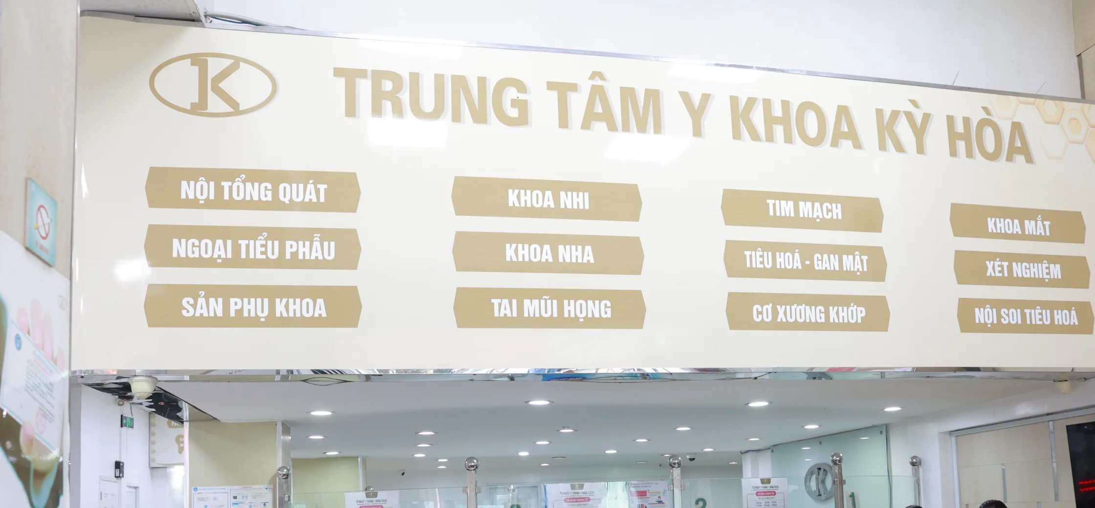 Bảng hiệu Trung tâm Y Khoa Kỳ Hòa phía trên quầy tiếp đón